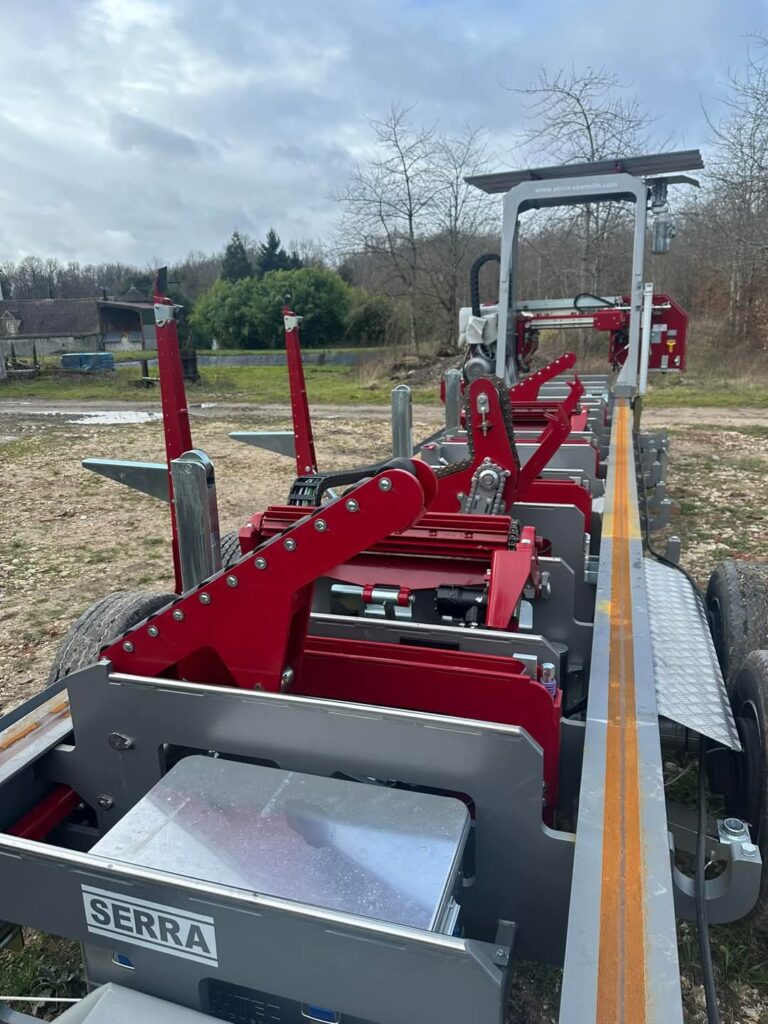 Scierie mobile SERRA XT135 repliée sur sa remorque routière