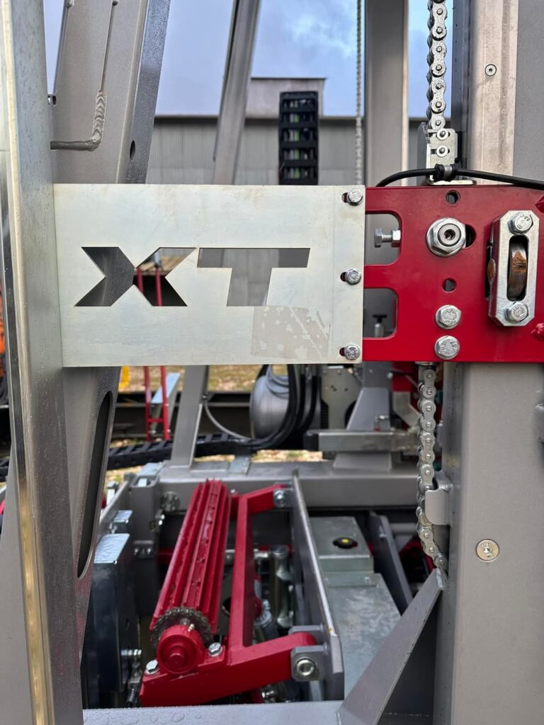 Détail du marquage XT sur la scierie SERRA XT135