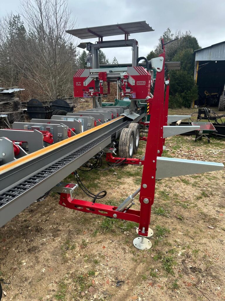 Scierie mobile SERRA XT135 en cours de sciage d'une grume