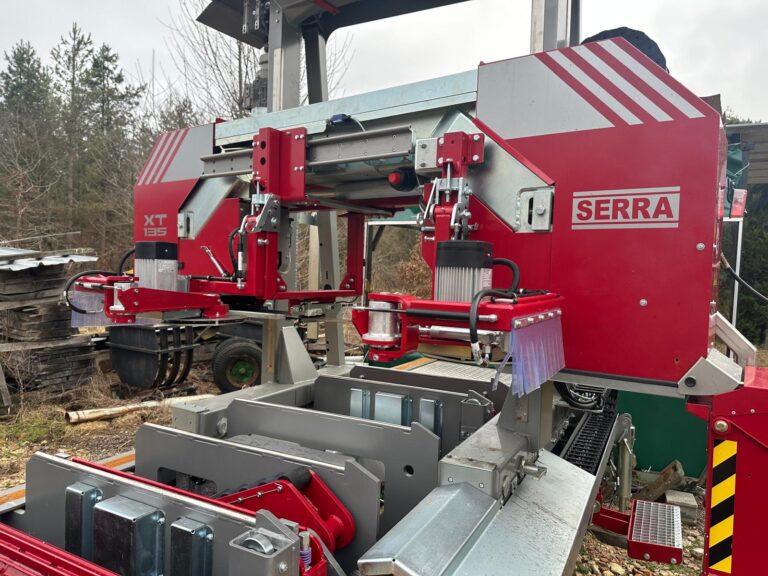 Tête de sciage de la SERRA XT135 en action en forêt
