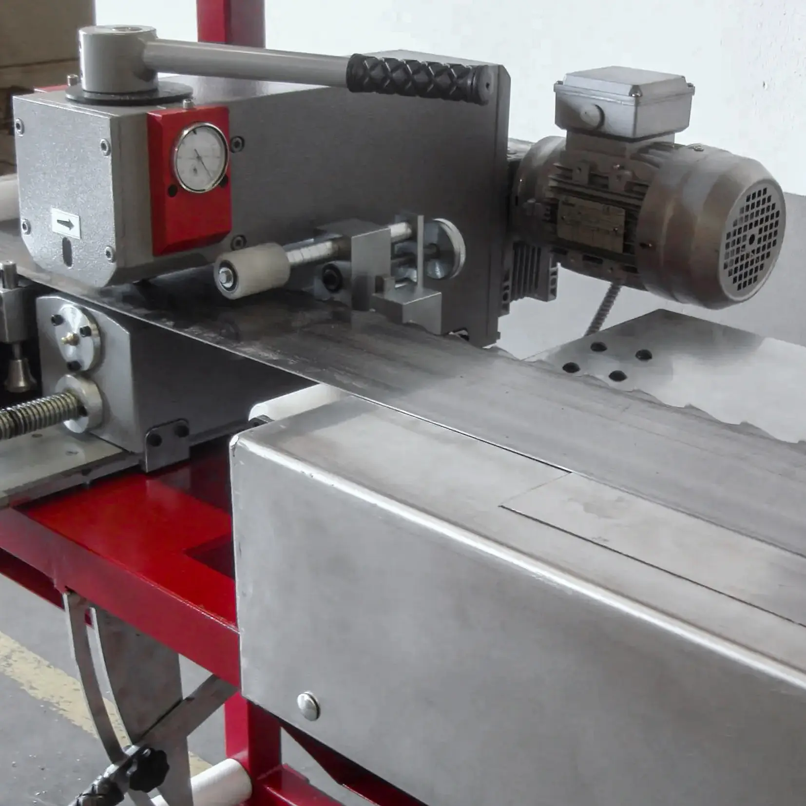 Banc de tensionnage SERRA pour lames de scie