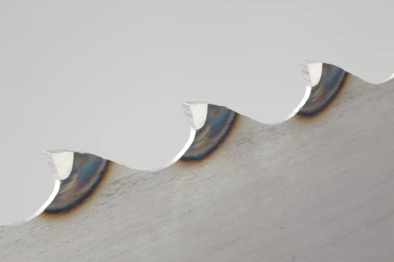 Denture stellitée d'une lame de scie SERRA