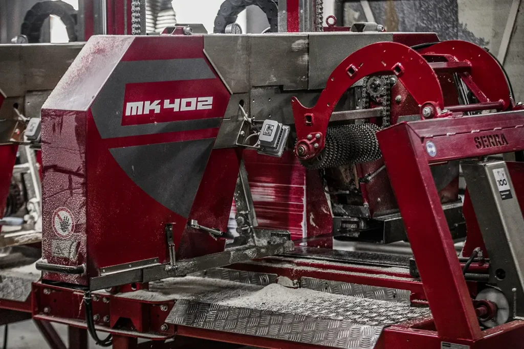 Scie à ruban multitête SERRA MK 402 en fonctionnement