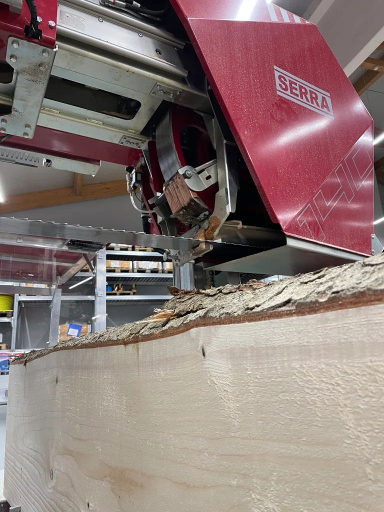 Scierie SERRA SX 140 en cours de sciage